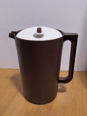 Tupperware Brown Pitcher with White Lid - 1 Gallon (1416-2), Vintage B3